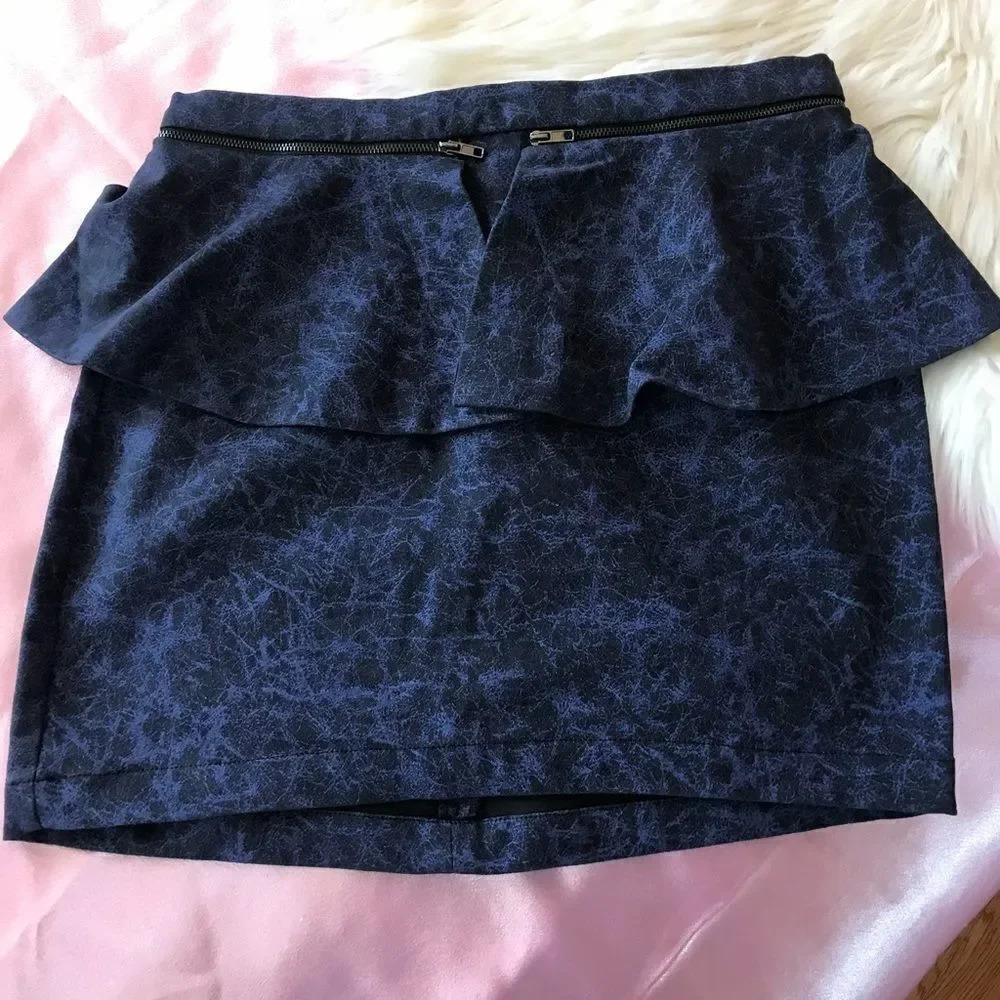 Cute nameless navy blue skirt